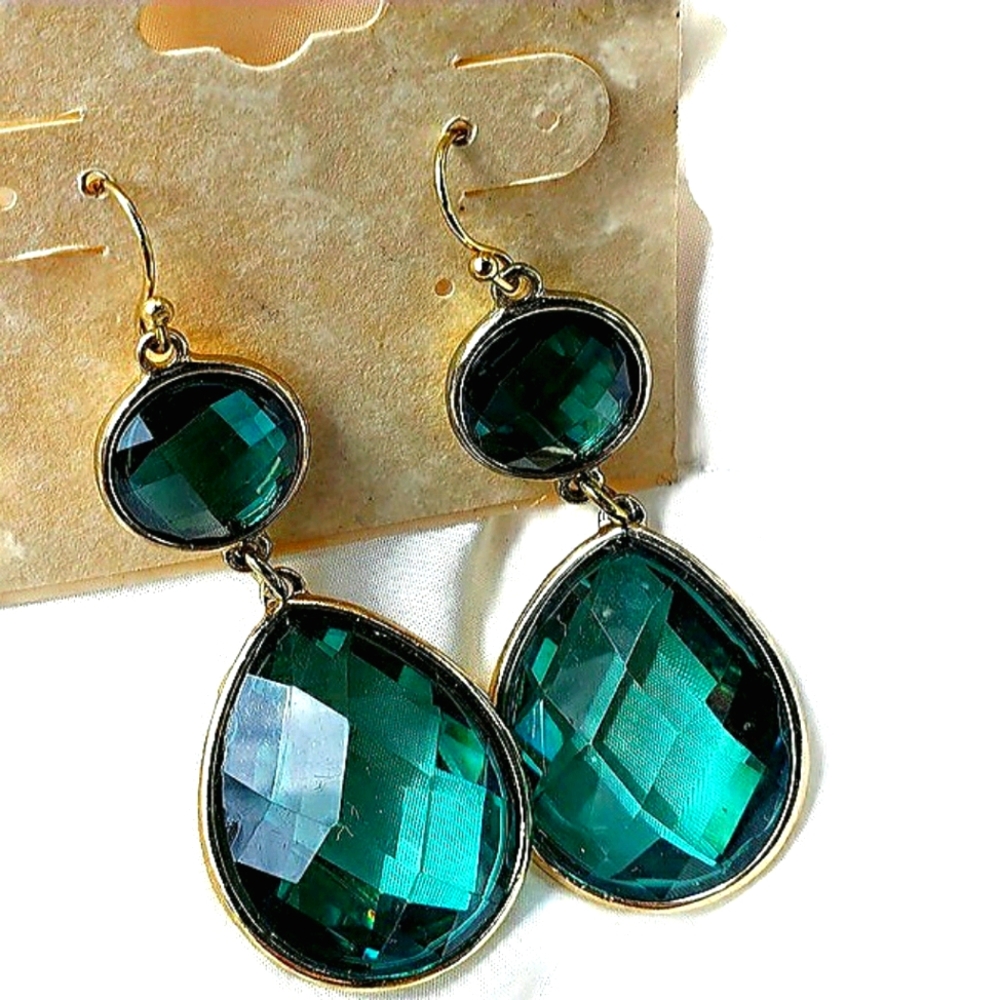 Courtney G Green Imitates Emerald Oval Diamond Cut